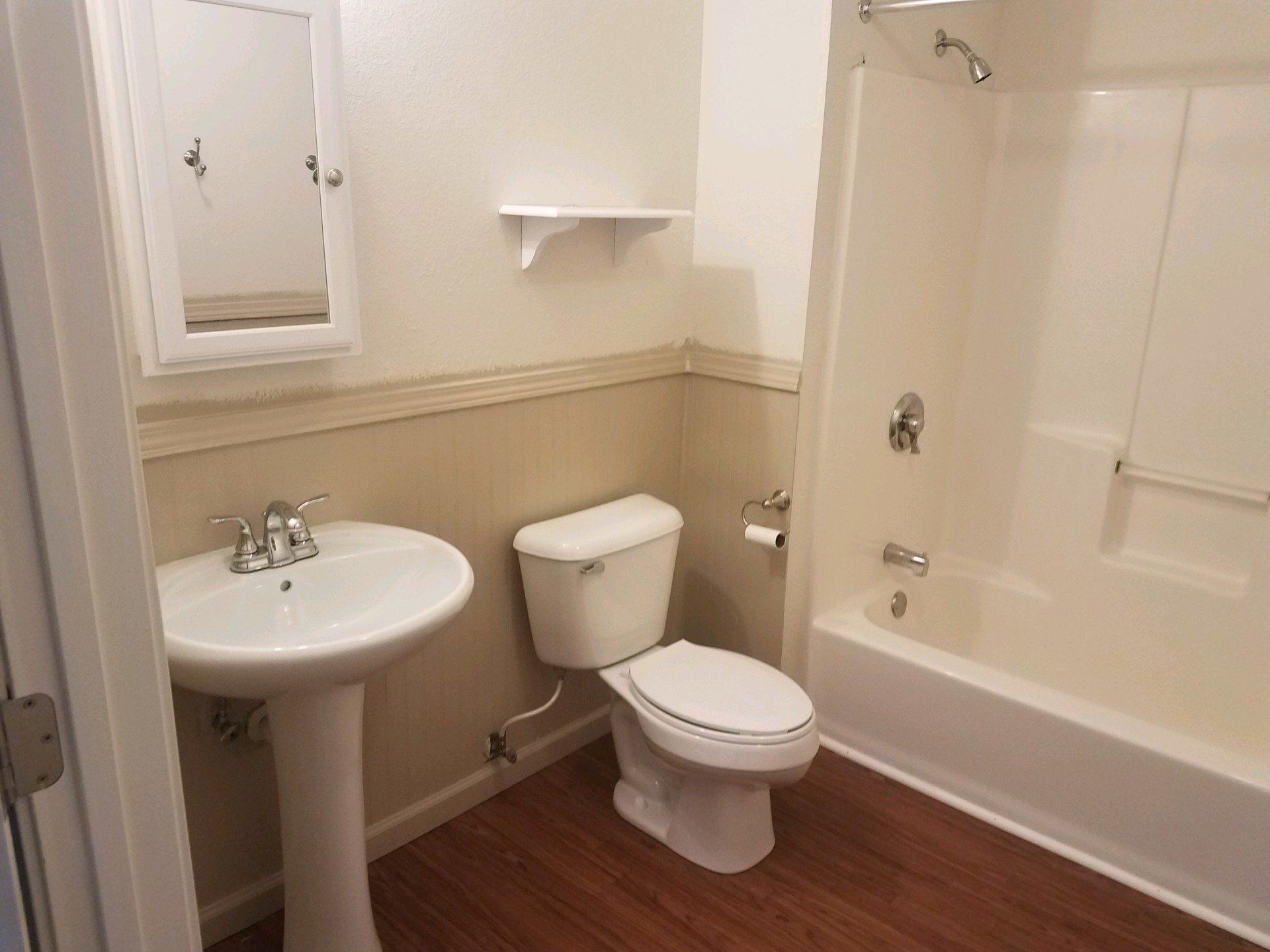 Cornerstone Apartments - Cornerstone Apartments - Bathroom view 1